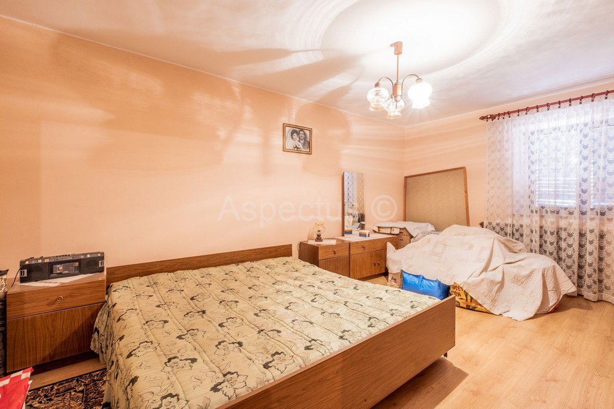 Dvojna kuća,dvije stambene jedinice,dvorište,garaža, Svetvinčenat