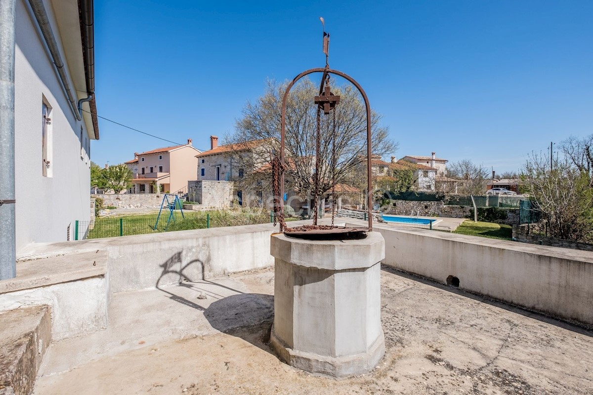 Casa bifamiliare, due unità abitative, cortile, garage, Svetvincenat