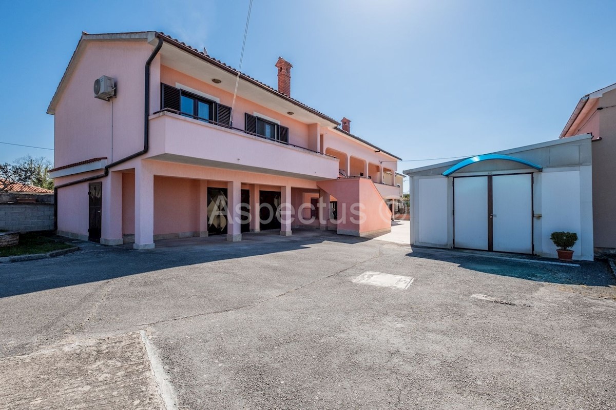 Casa bifamiliare, due unità abitative, cortile, garage, Svetvincenat