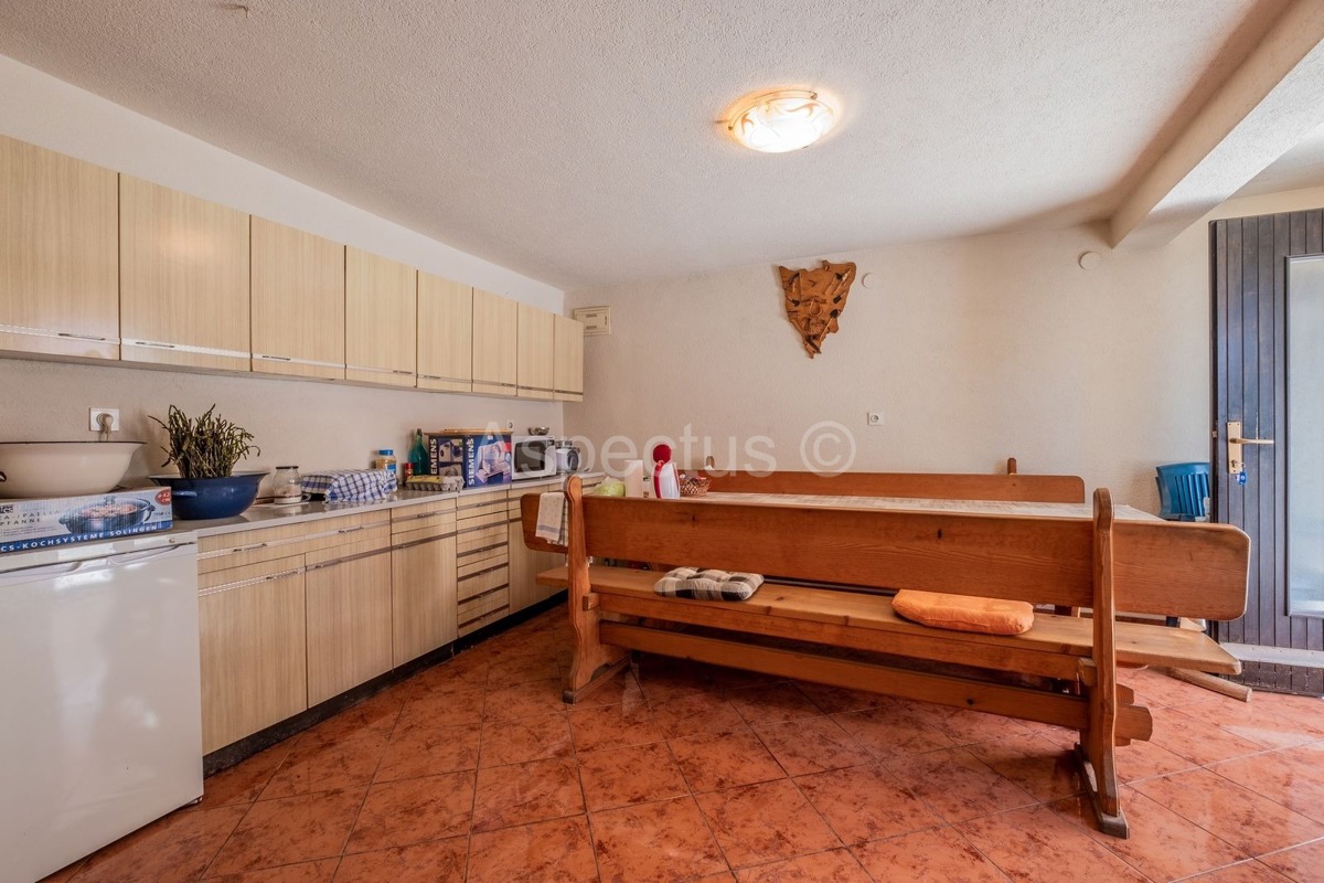 Dvojna kuća,dvije stambene jedinice,dvorište,garaža, Svetvinčenat