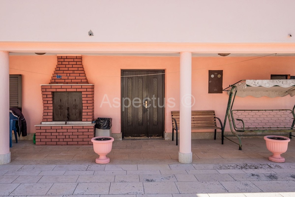 Casa bifamiliare, due unità abitative, cortile, garage, Svetvincenat