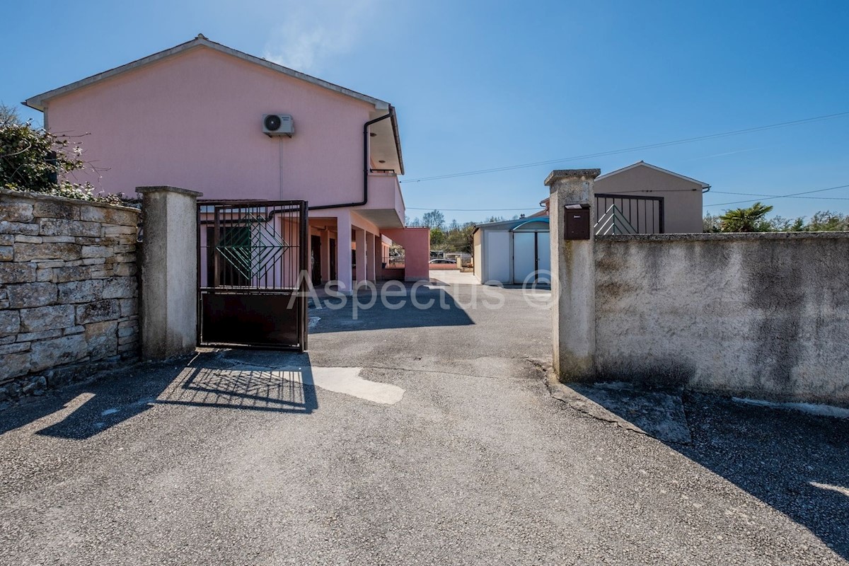 Casa bifamiliare, due unità abitative, cortile, garage, Svetvincenat