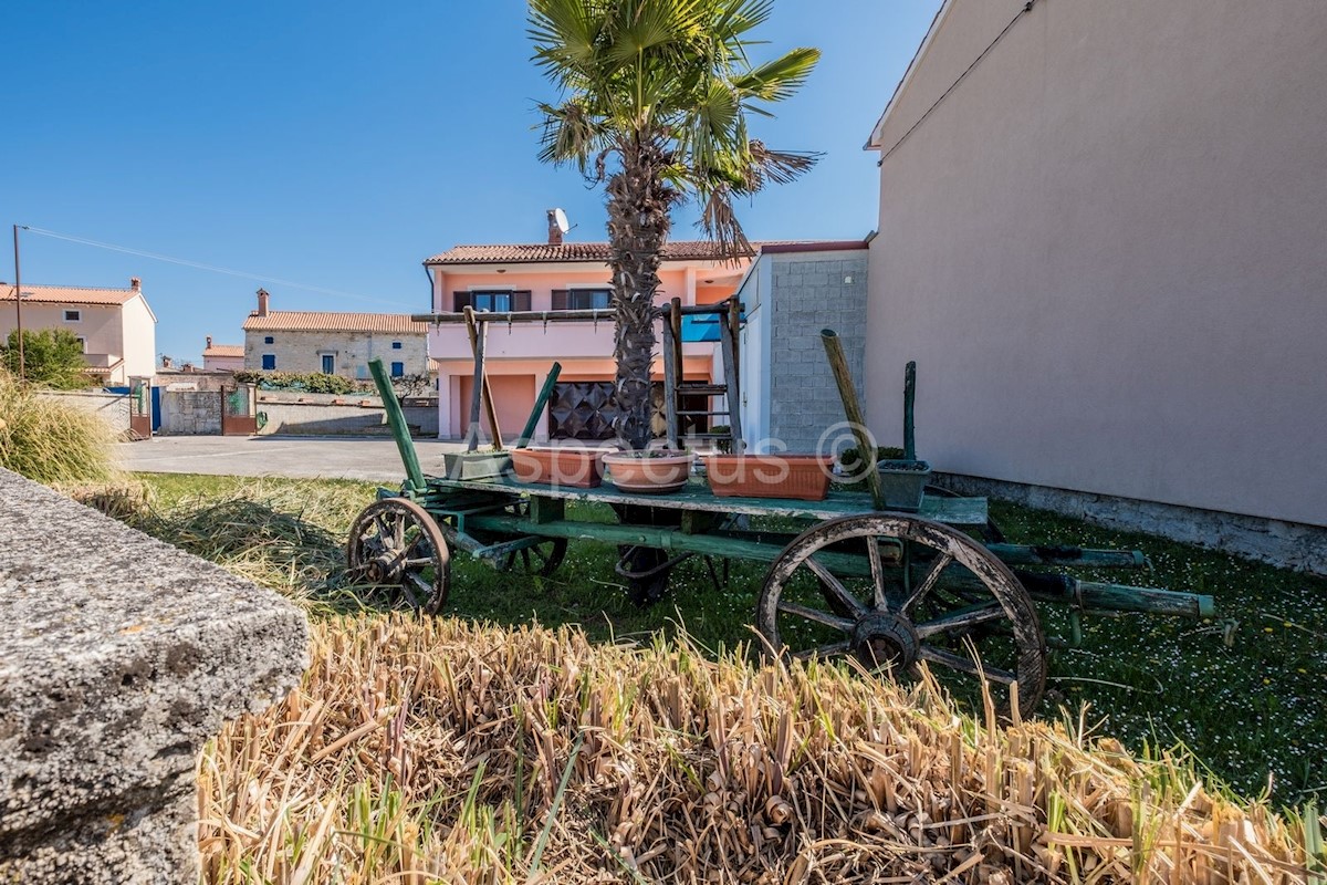 Casa bifamiliare, due unità abitative, cortile, garage, Svetvincenat