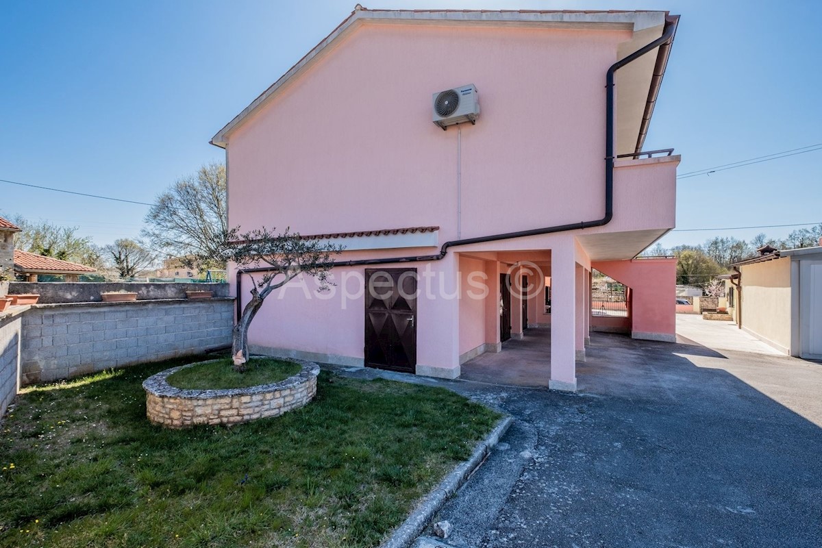 Casa bifamiliare, due unità abitative, cortile, garage, Svetvincenat