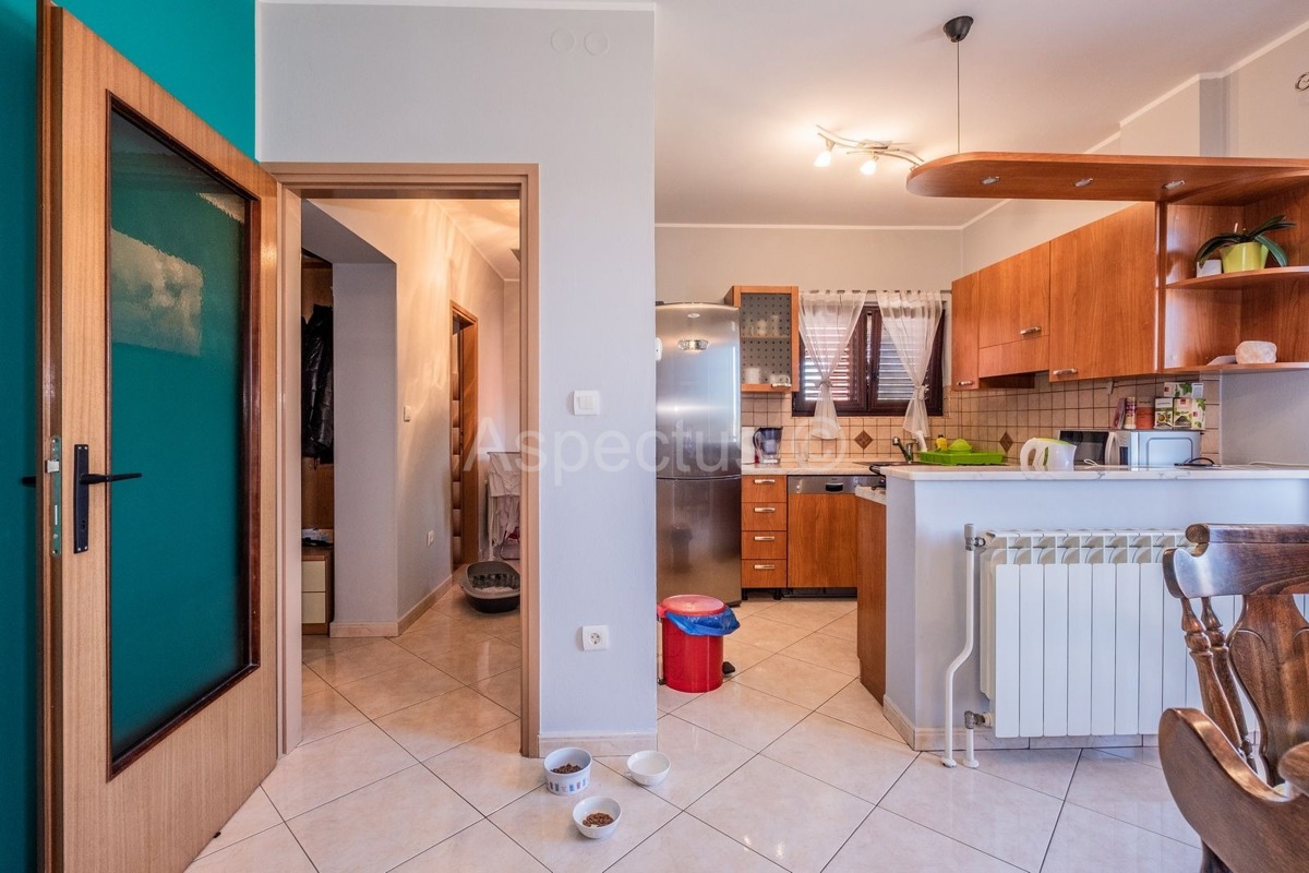 Dvojna kuća,dvije stambene jedinice,dvorište,garaža, Svetvinčenat