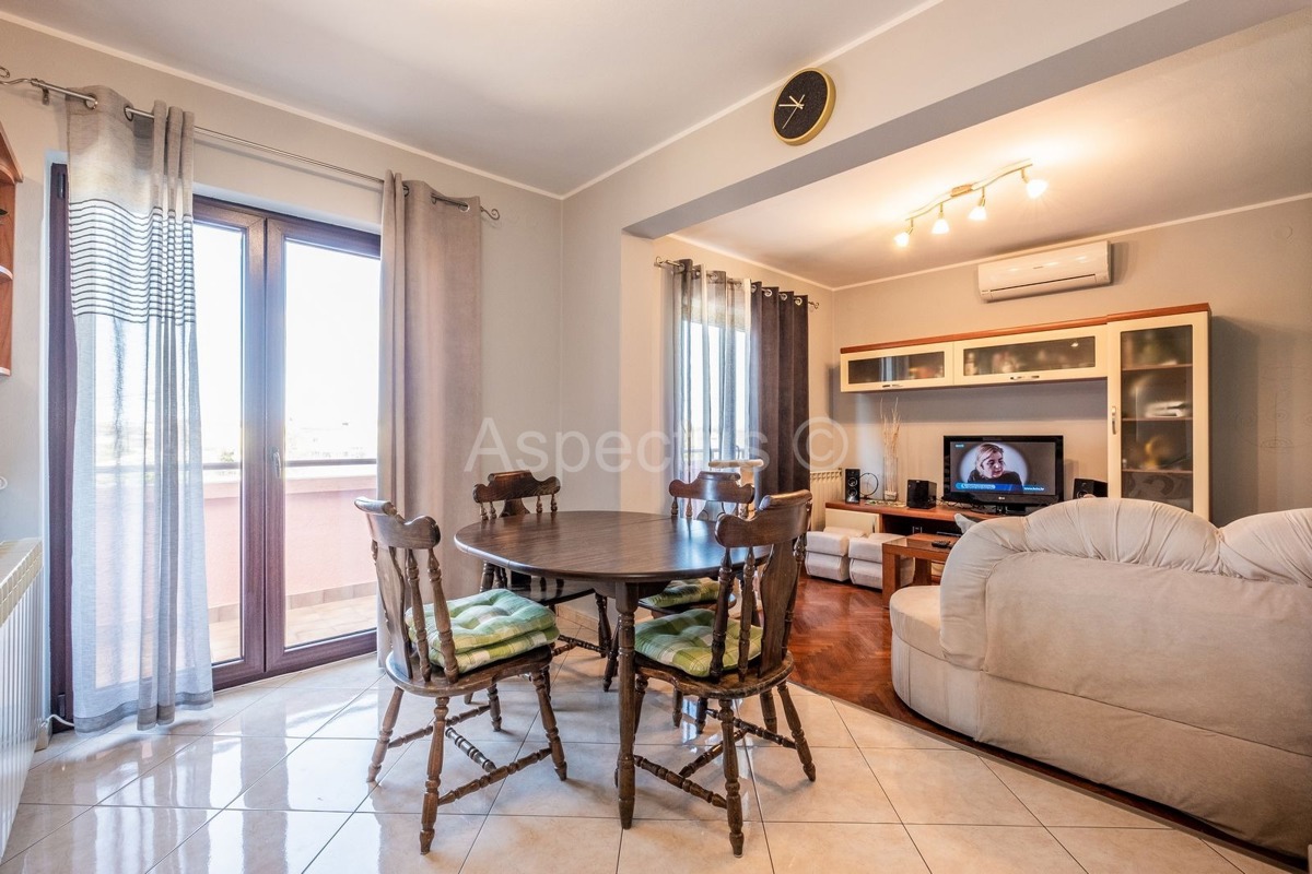 Dvojna kuća,dvije stambene jedinice,dvorište,garaža, Svetvinčenat