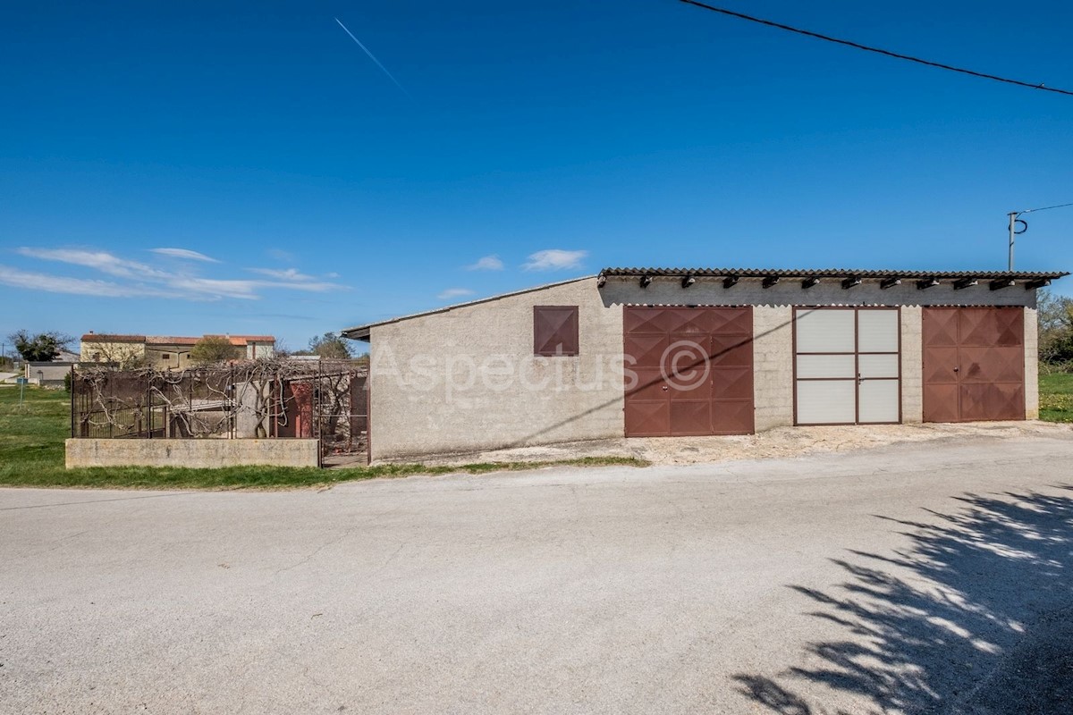 Casa bifamiliare, due unità abitative, cortile, garage, Svetvincenat