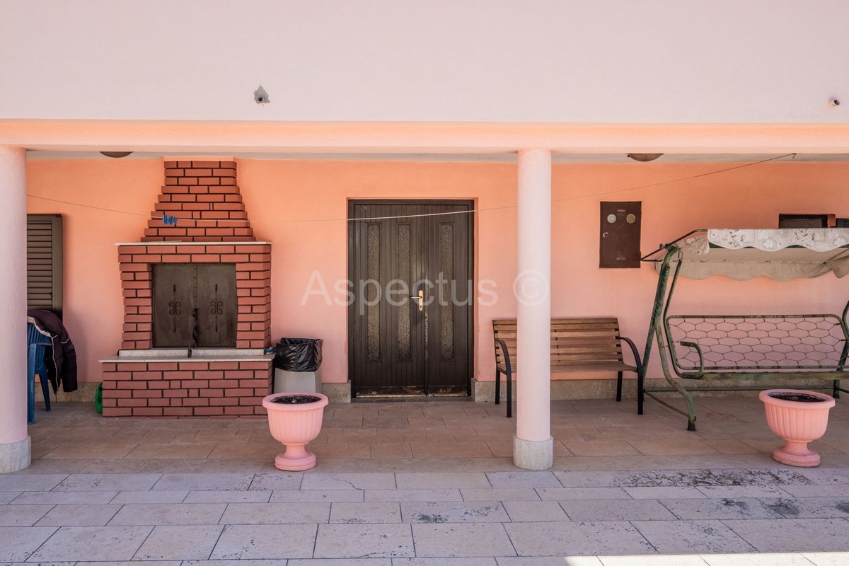 Dvojna kuća,dvije stambene jedinice,dvorište,garaža, Svetvinčenat