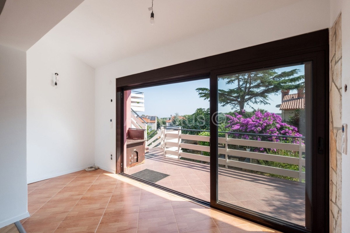 Casa familiare, 4 appartamenti, vista mare, Premantura, Medolino
