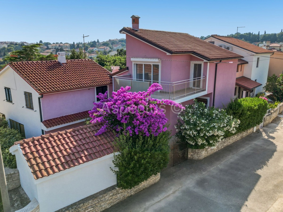 Casa familiare, 4 appartamenti, vista mare, Premantura, Medolino