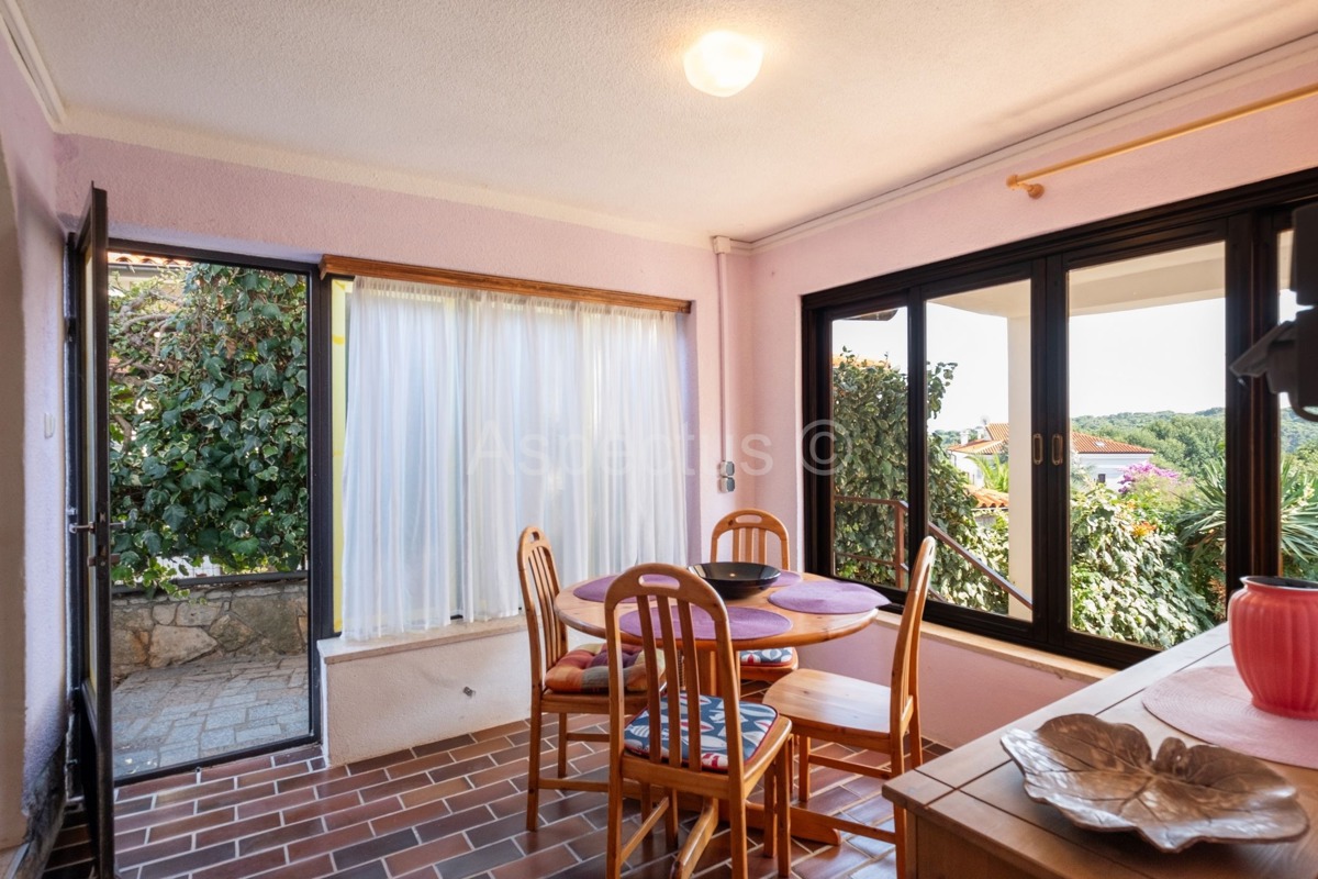 Casa familiare, 4 appartamenti, vista mare, Premantura, Medolino