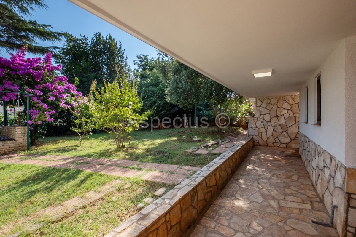 Casa familiare, 4 appartamenti, vista mare, Premantura, Medolino