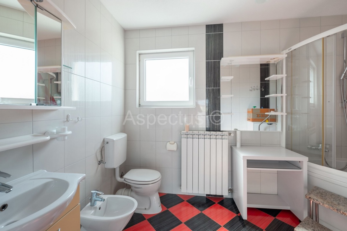 Casa familiare, 4 appartamenti, vista mare, Premantura, Medolino