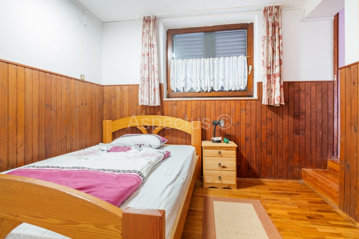 Casa familiare, 4 appartamenti, vista mare, Premantura, Medolino