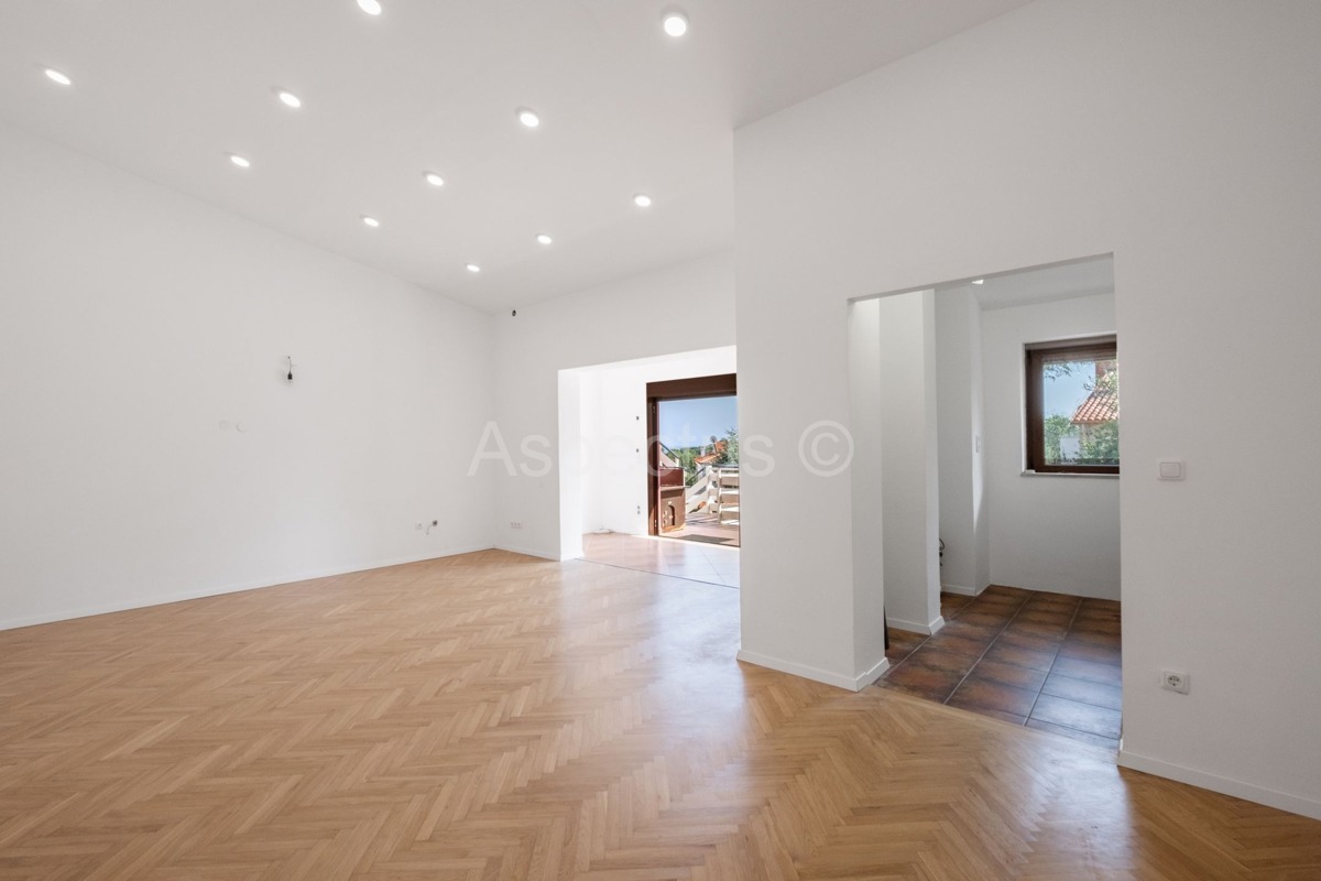 Casa familiare, 4 appartamenti, vista mare, Premantura, Medolino