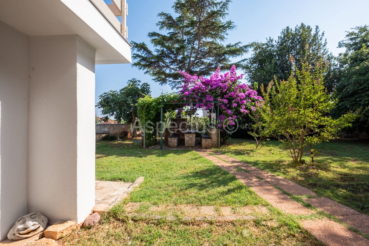 Casa familiare, 4 appartamenti, vista mare, Premantura, Medolino