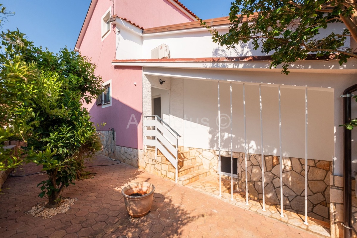 Casa familiare, 4 appartamenti, vista mare, Premantura, Medolino