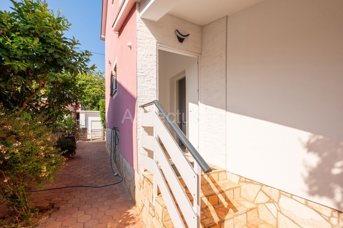 Casa familiare, 4 appartamenti, vista mare, Premantura, Medolino