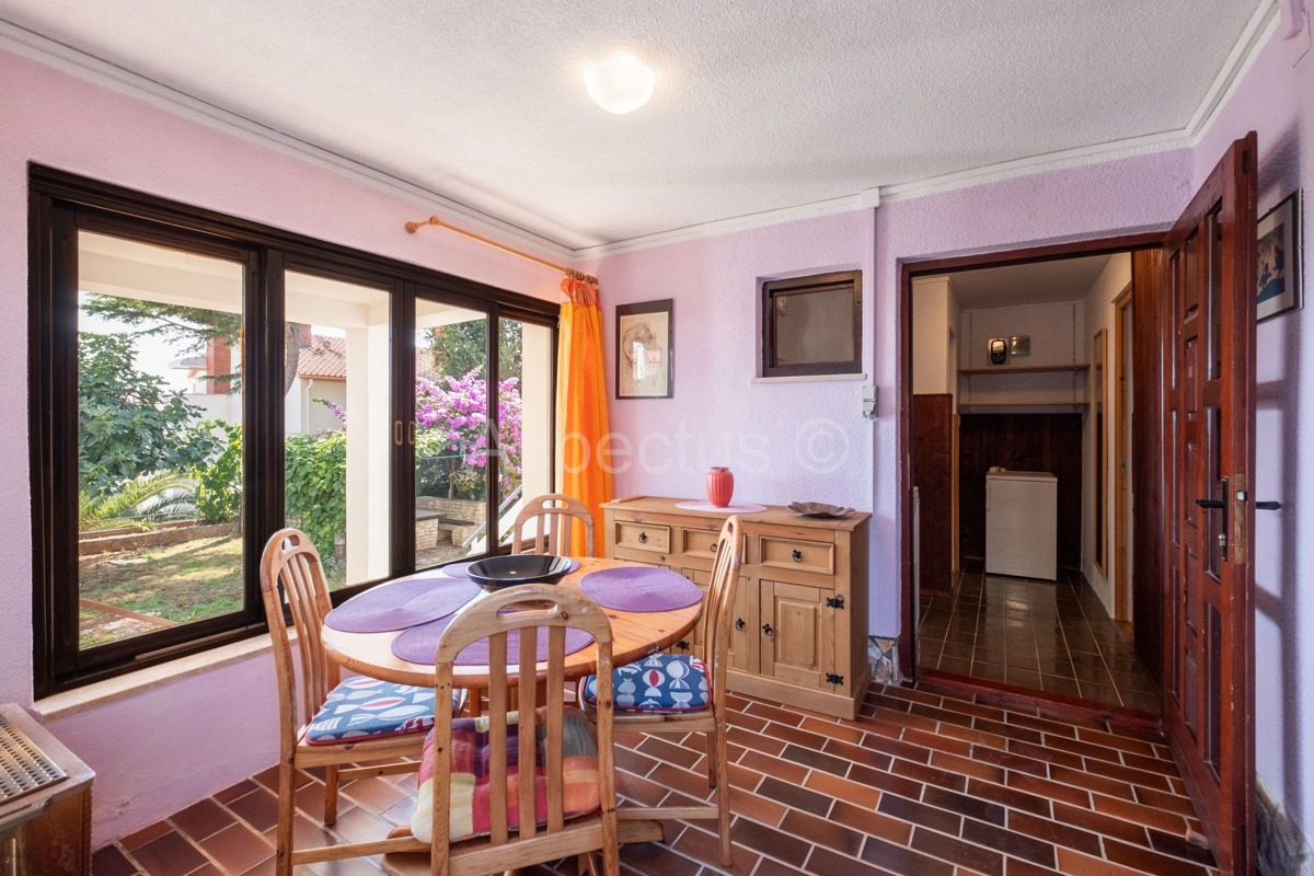 Casa familiare, 4 appartamenti, vista mare, Premantura, Medolino