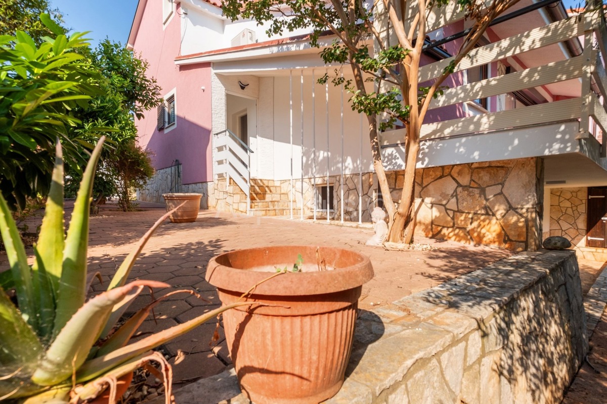 Casa familiare, 4 appartamenti, vista mare, Premantura, Medolino