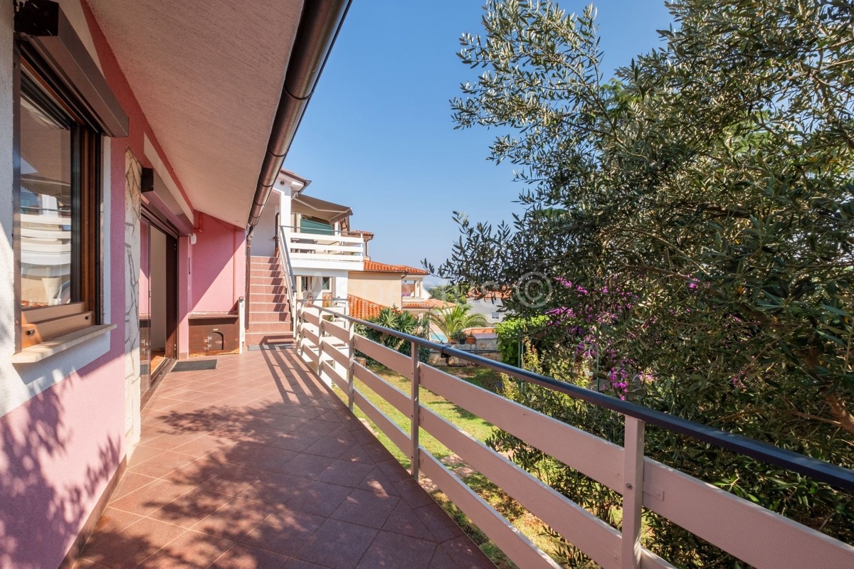Casa familiare, 4 appartamenti, vista mare, Premantura, Medolino