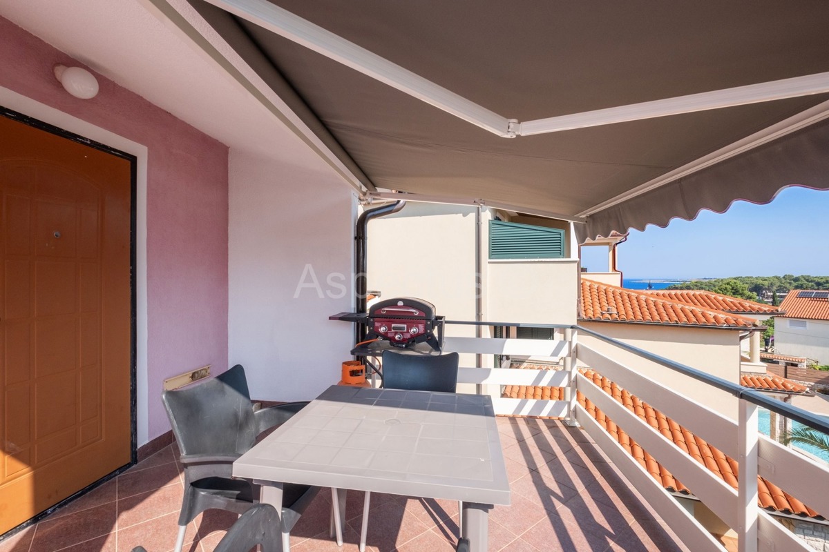 Casa familiare, 4 appartamenti, vista mare, Premantura, Medolino