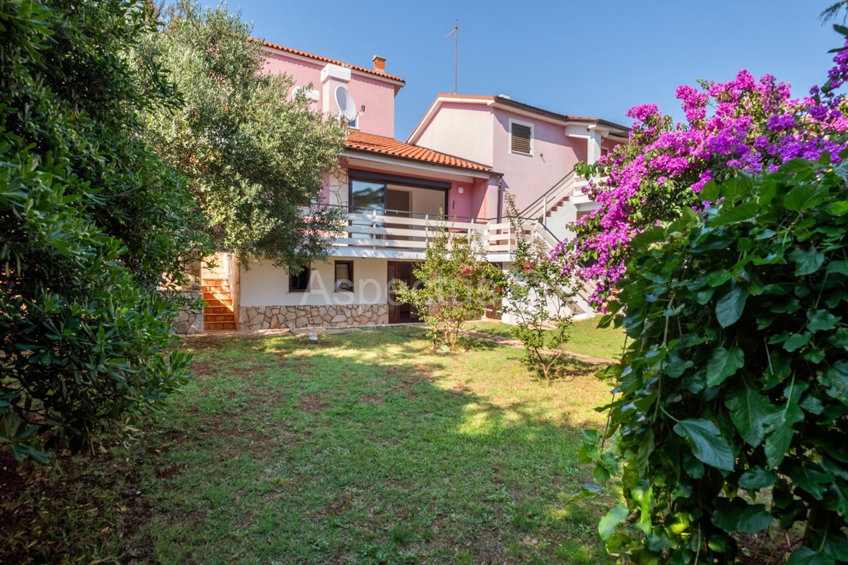 Casa familiare, 4 appartamenti, vista mare, Premantura, Medolino