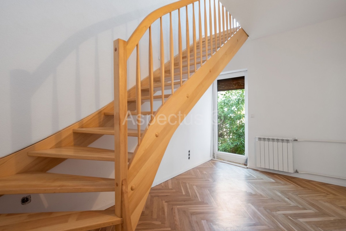 Casa familiare, 4 appartamenti, vista mare, Premantura, Medolino