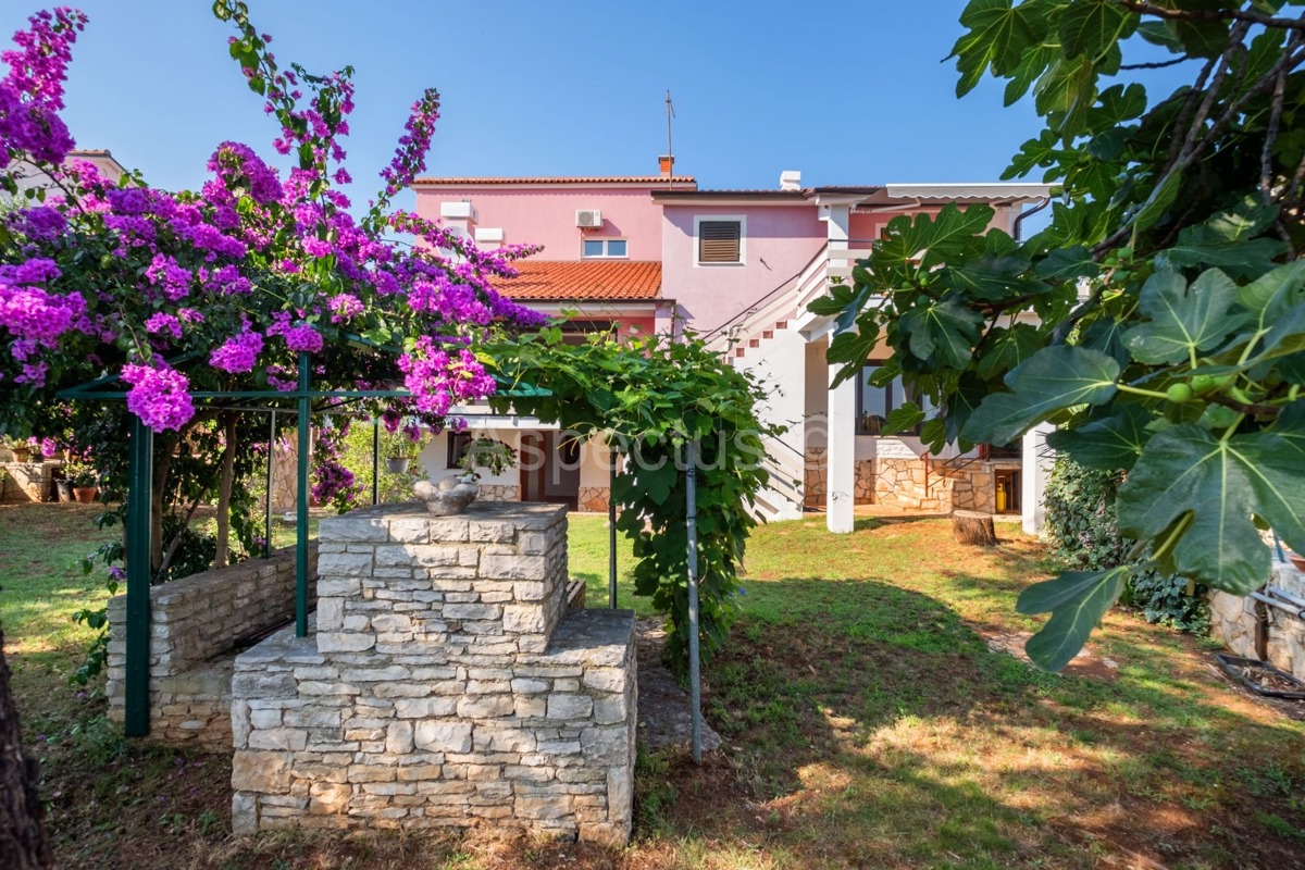 Casa familiare, 4 appartamenti, vista mare, Premantura, Medolino