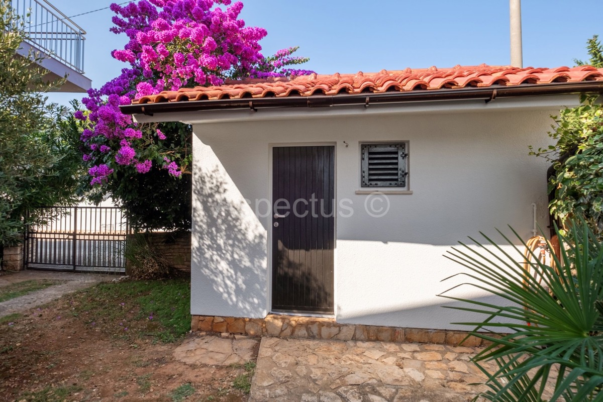 Casa familiare, 4 appartamenti, vista mare, Premantura, Medolino