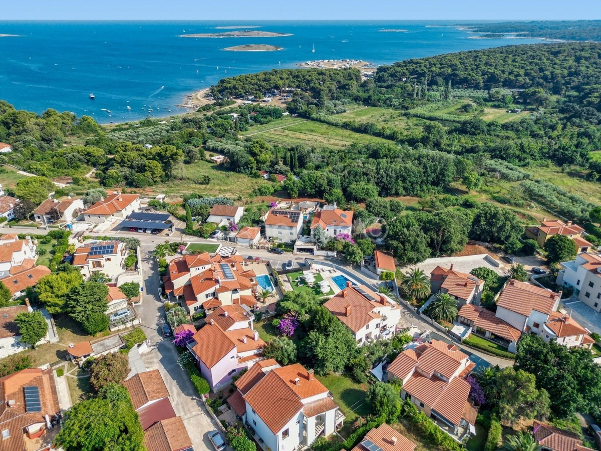 Casa familiare, 4 appartamenti, vista mare, Premantura, Medolino