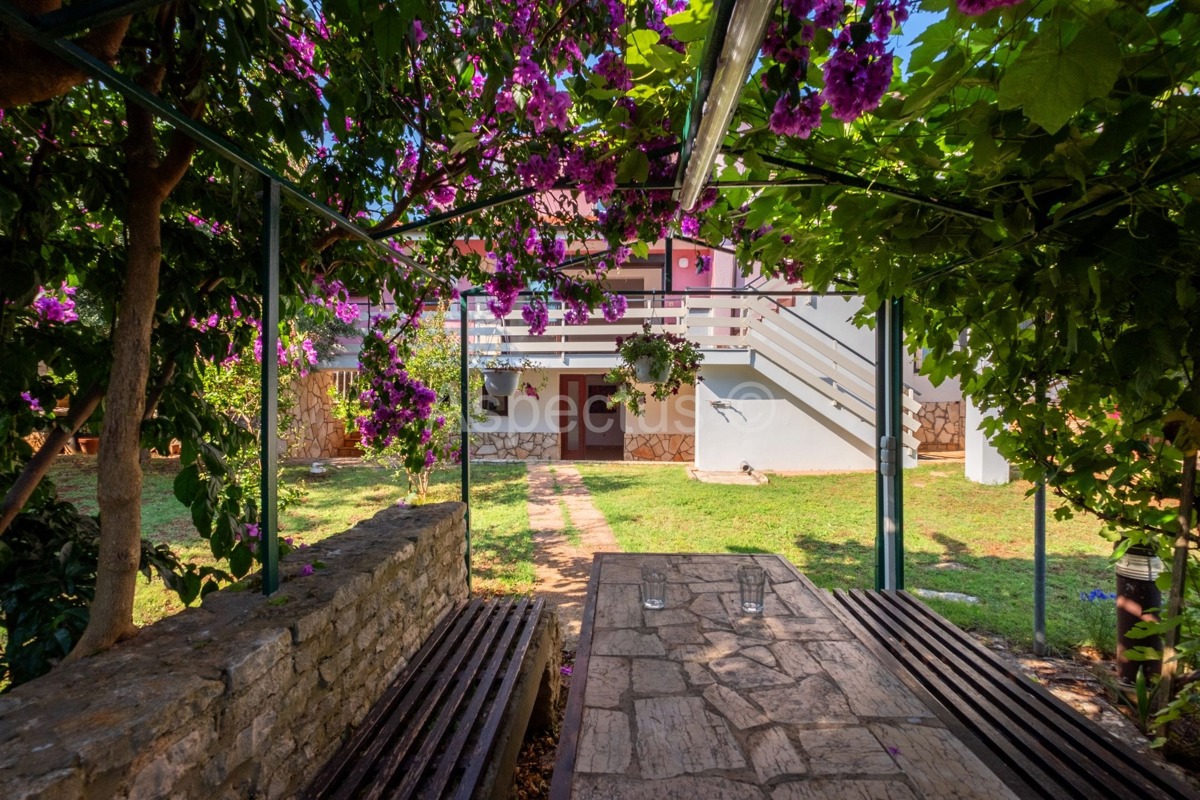 Casa familiare, 4 appartamenti, vista mare, Premantura, Medolino