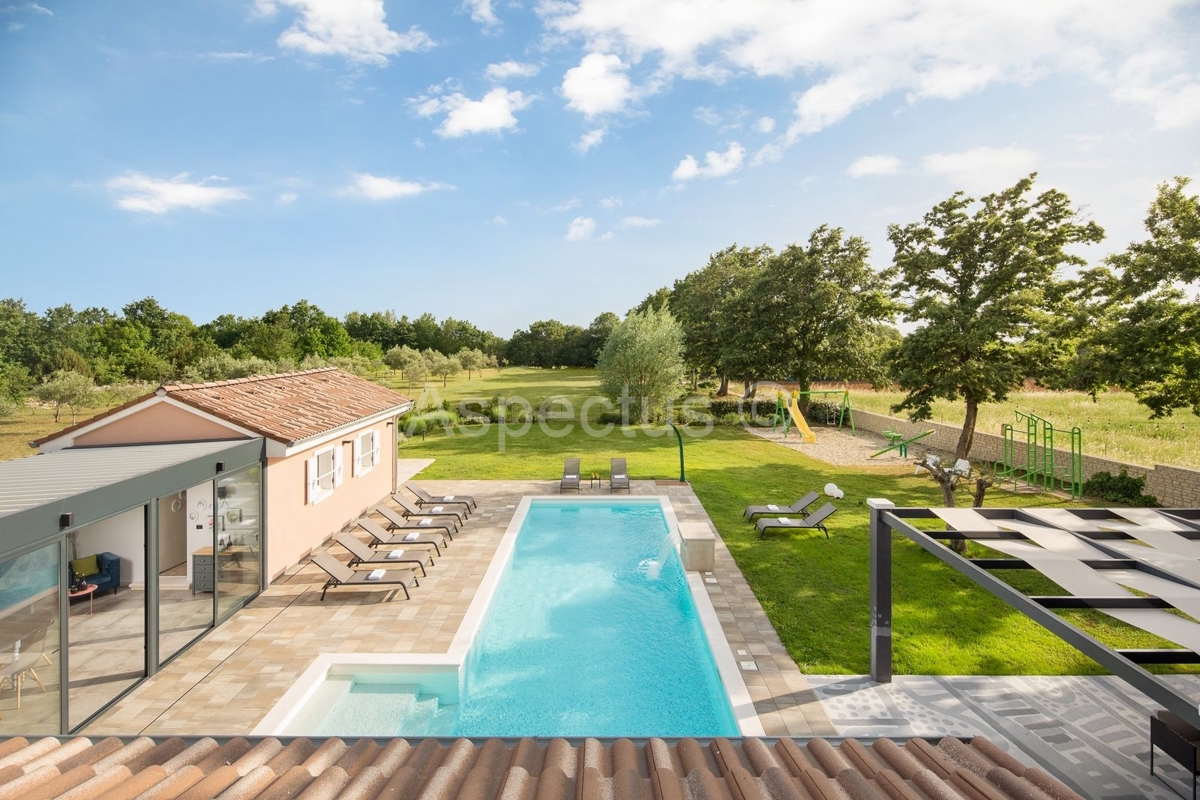 Villa in pietra autentica con piscina e ampio giardino nell'idilliaca Istria, vicino a Svetvinčenat