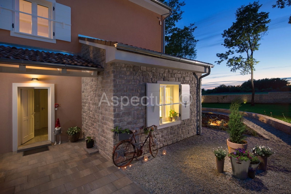 Villa in pietra autentica con piscina e ampio giardino nell'idilliaca Istria, vicino a Svetvinčenat