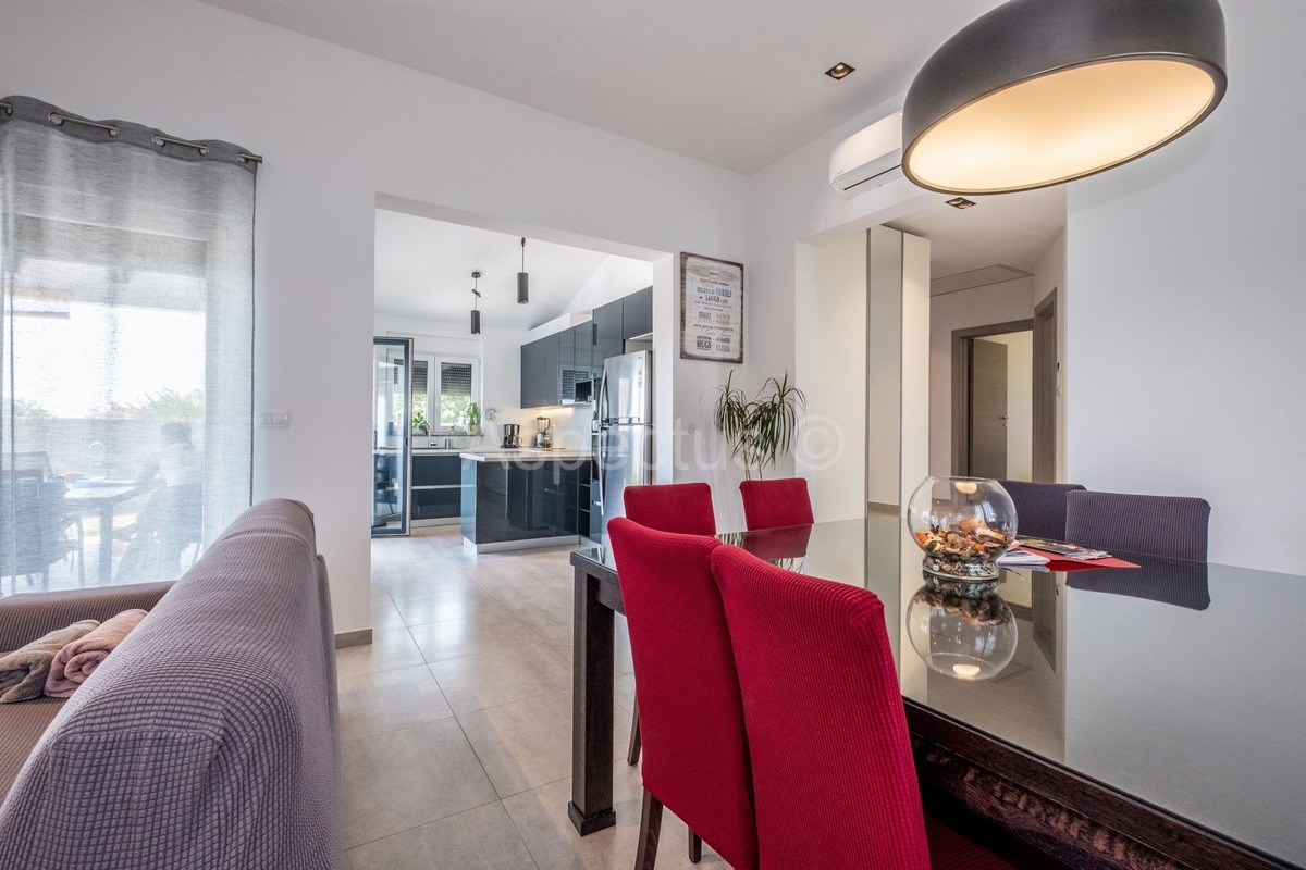 Okolica Pule, nova prizemna kuća sa bazenom