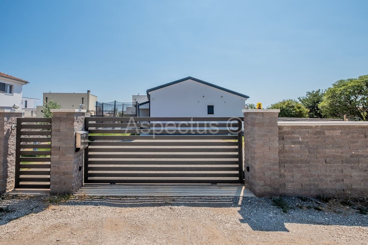 Dintorni di Pola, nuova casa al piano terra con piscina