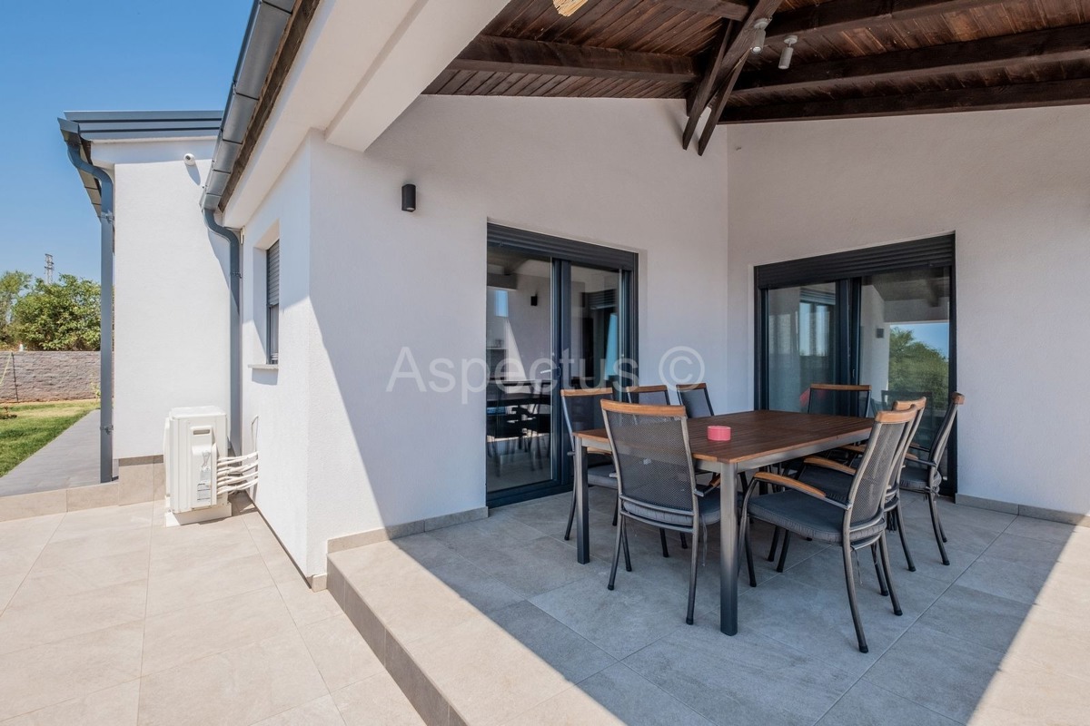 Okolica Pule, nova prizemna kuća sa bazenom