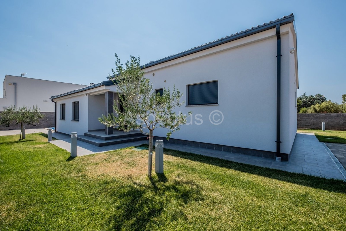 Okolica Pule, nova prizemna kuća sa bazenom