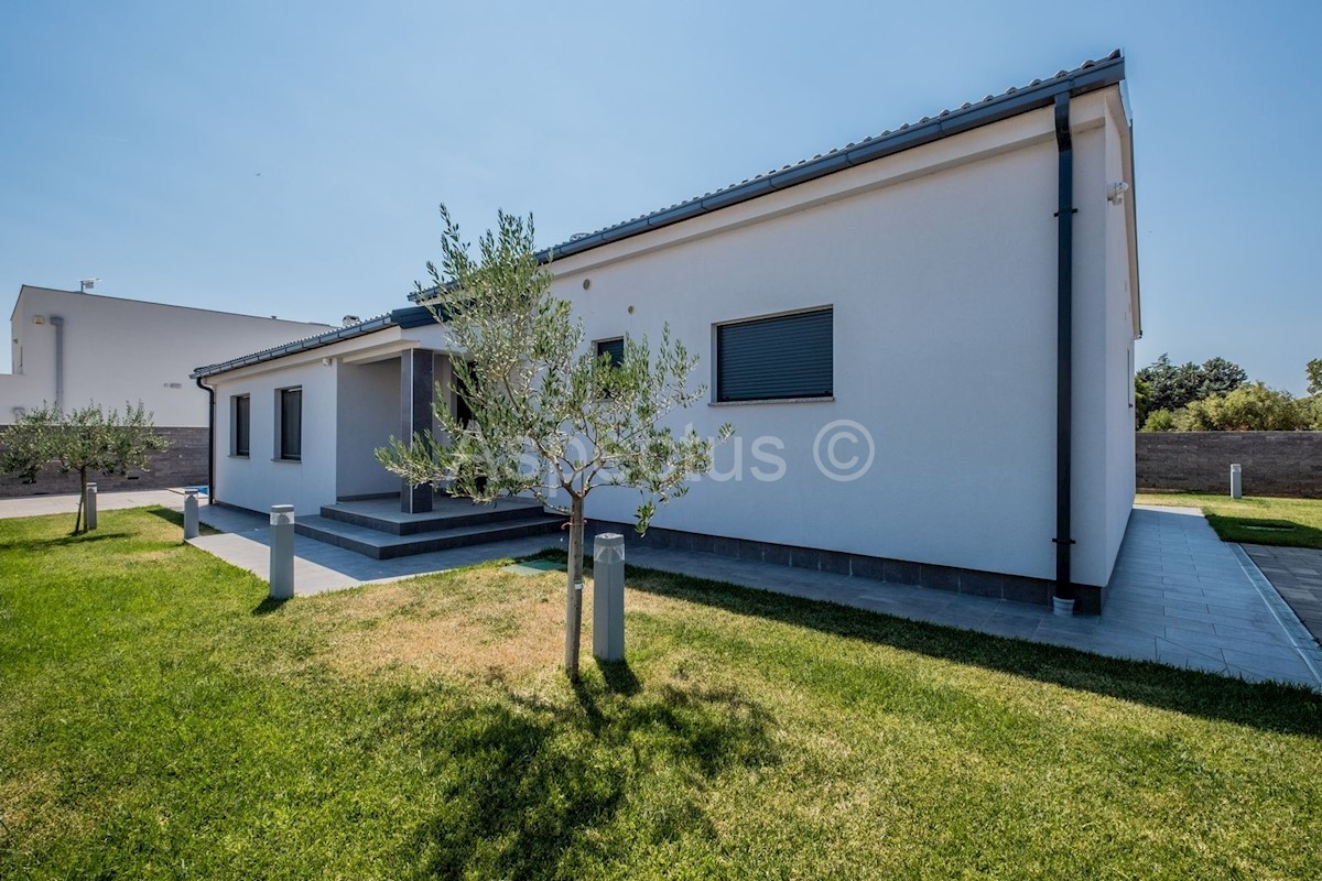 Dintorni di Pola, nuova casa al piano terra con piscina