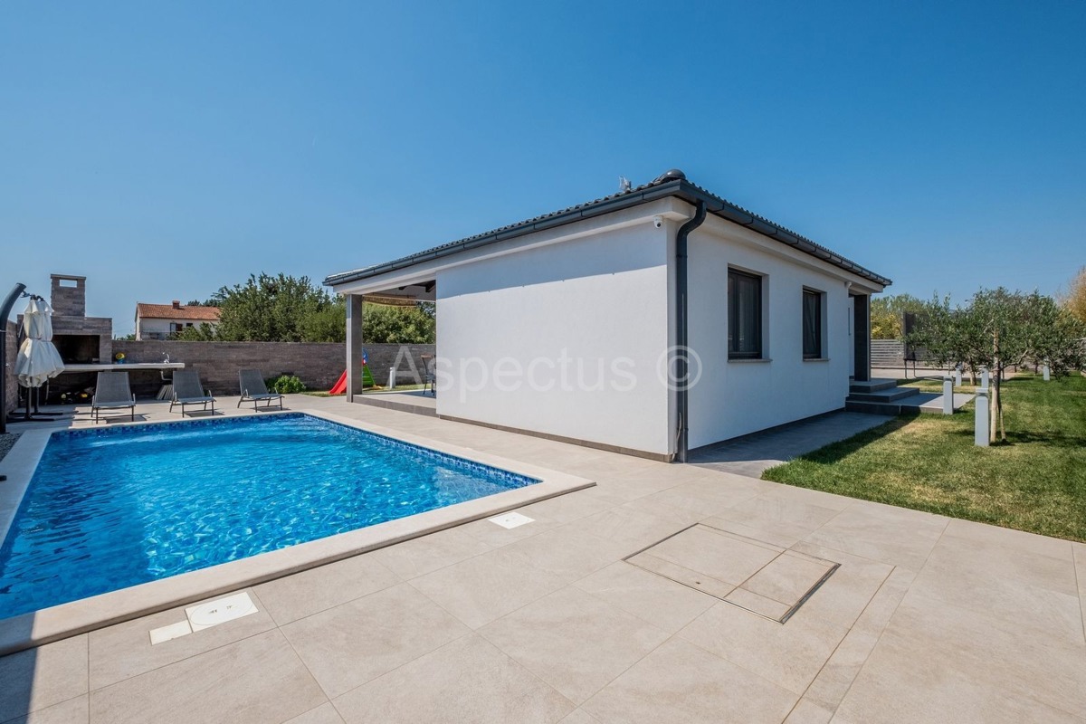Okolica Pule, nova prizemna kuća sa bazenom