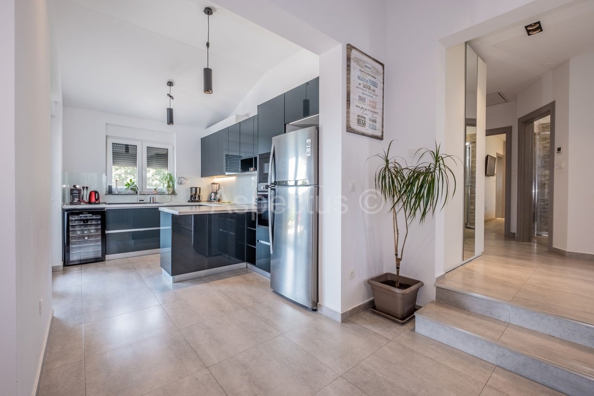 Okolica Pule, nova prizemna kuća sa bazenom