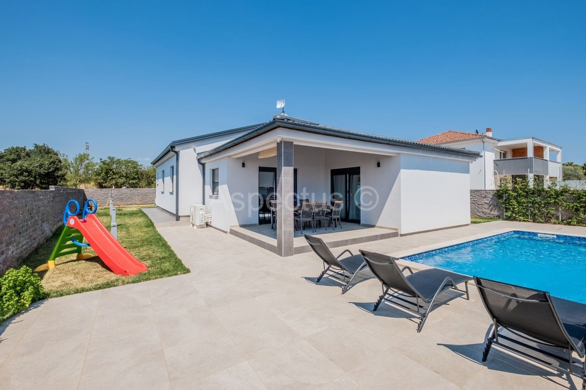 Okolica Pule, nova prizemna kuća sa bazenom