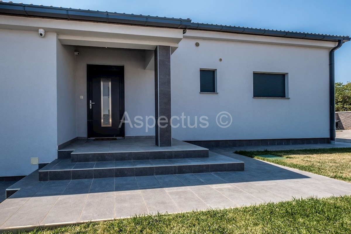 Dintorni di Pola, nuova casa al piano terra con piscina