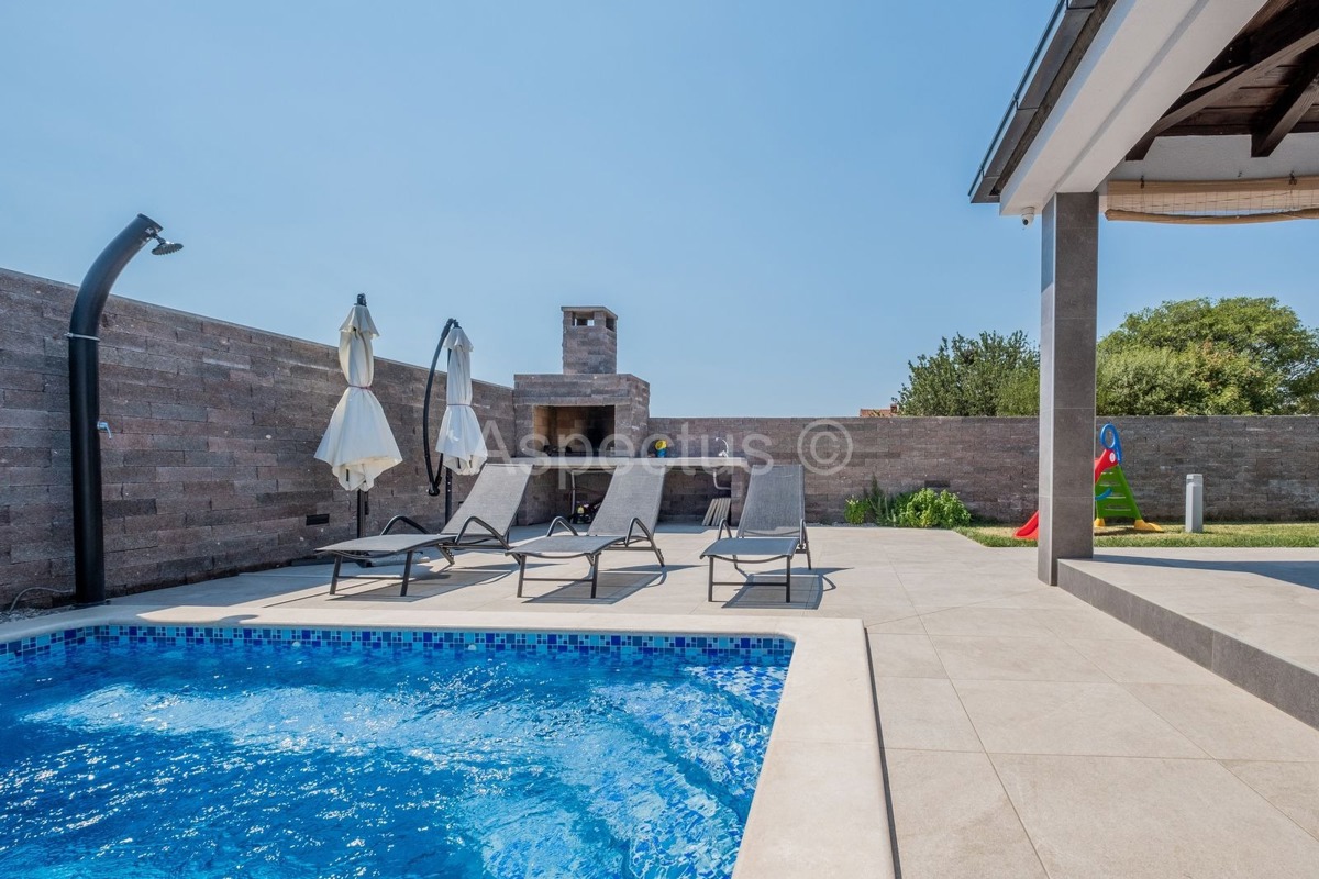 Okolica Pule, nova prizemna kuća sa bazenom