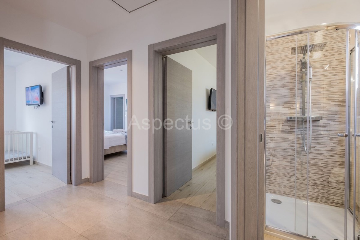 Okolica Pule, nova prizemna kuća sa bazenom