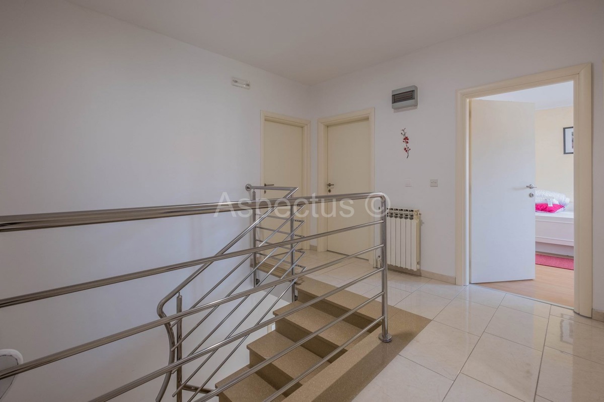 Kuća, namještena, bazen, garaža, mirna lokacija, Pula