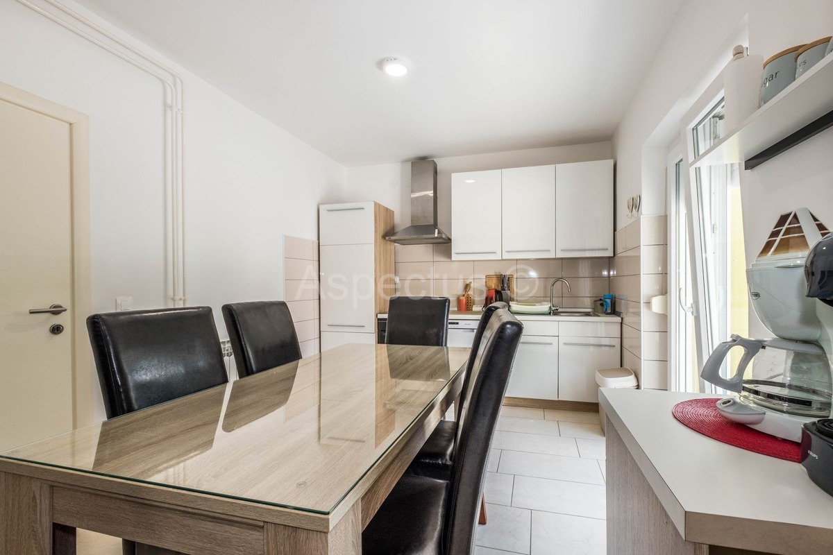 Kuća, namještena, bazen, garaža, mirna lokacija, Pula