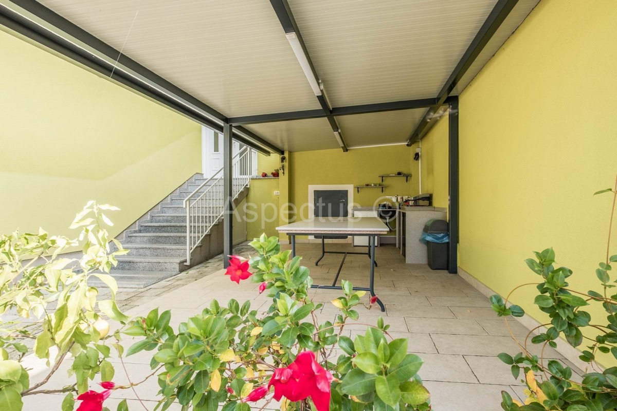 Kuća, namještena, bazen, garaža, mirna lokacija, Pula