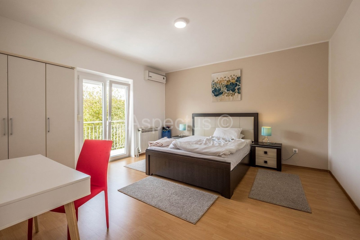 Kuća, namještena, bazen, garaža, mirna lokacija, Pula