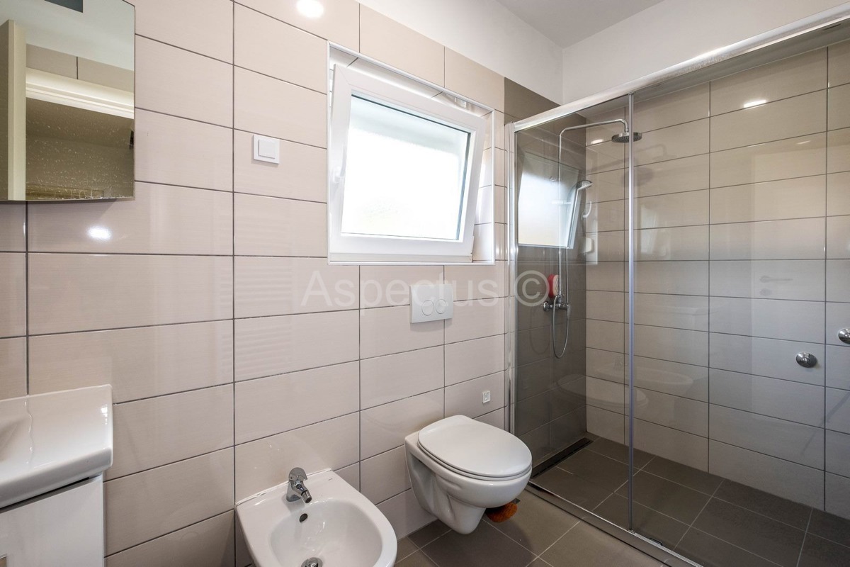 Kuća, namještena, bazen, garaža, mirna lokacija, Pula